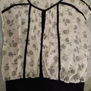 Short-sleeved blouse